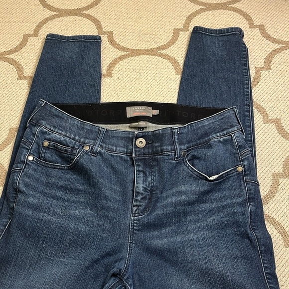Torrid Bombshell Skinny Premium Stretch Women's Blue Jeans - Picture 4 of 17